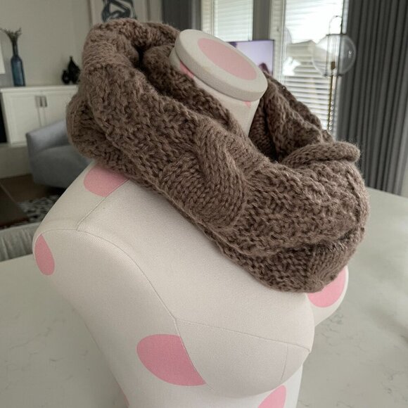 Tahari Cozy Neutral 100% Acrylic Cable Knit Infinity Scarf Taupe/Tan Sz OS - Picture 3 of 11